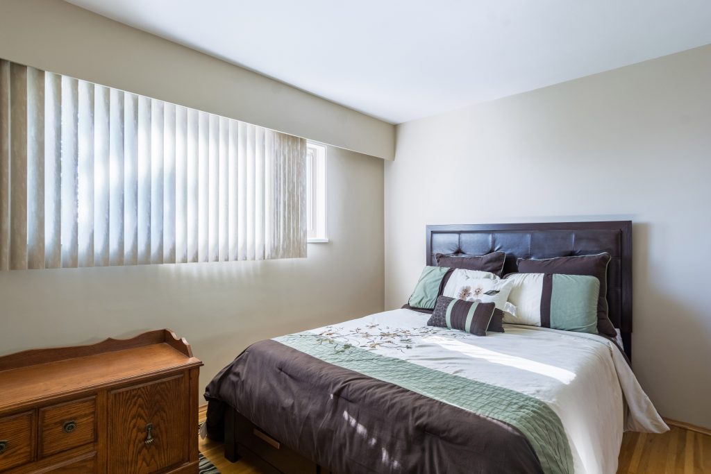 8050 14th Ave, Burnaby V3N 2B6 8