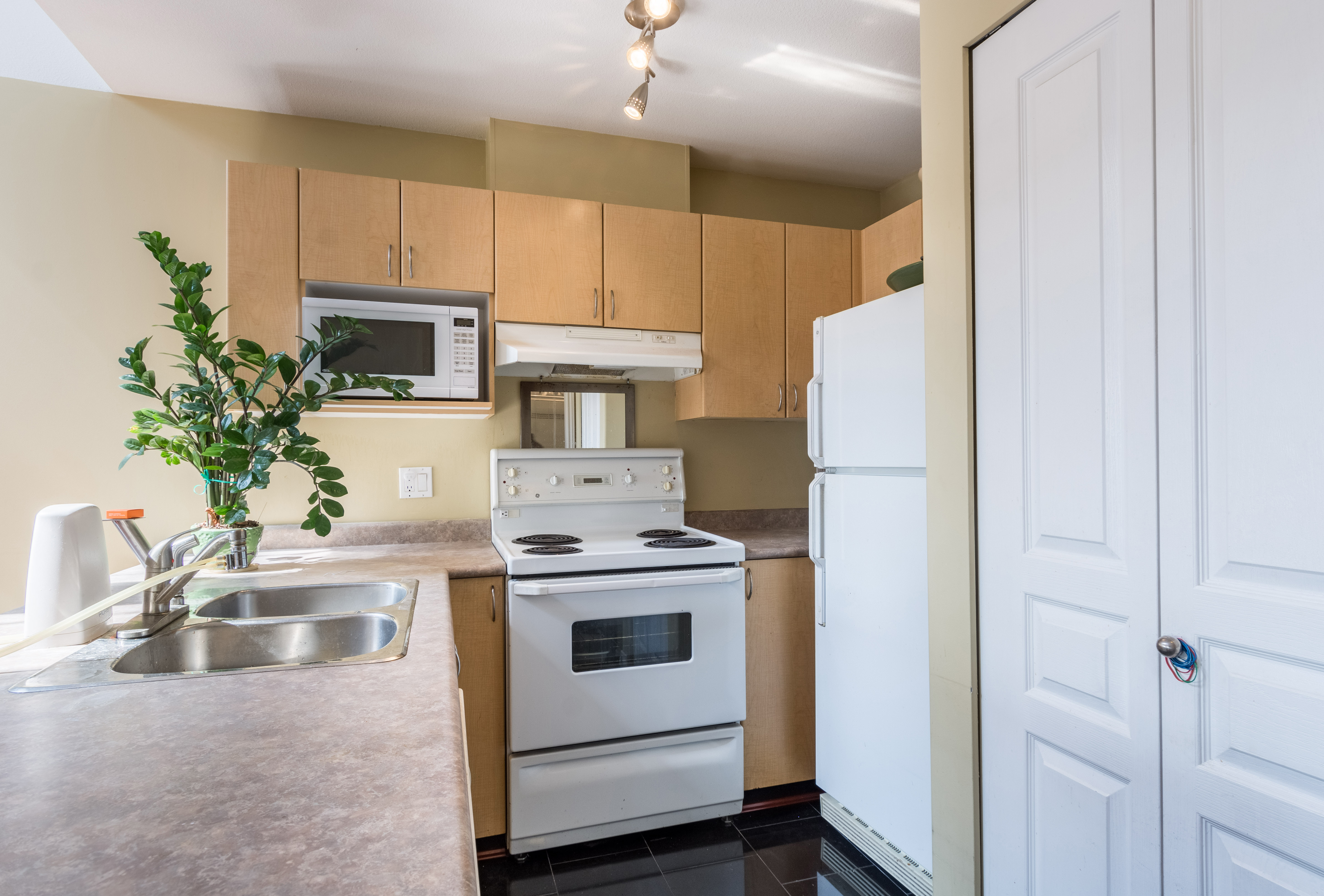 401-3939 Hastings Street, Burnaby BC 6