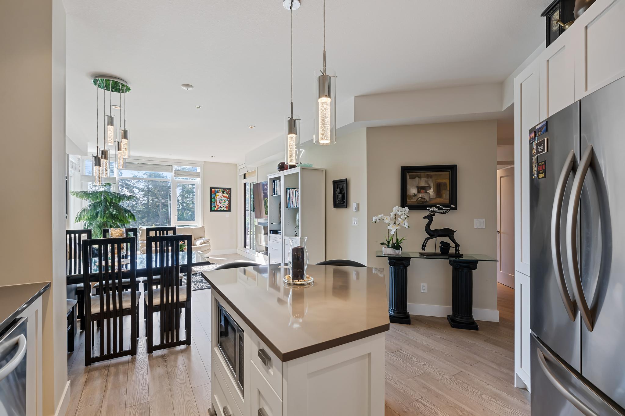 403 14855 Thrift Ave, White Rock 11