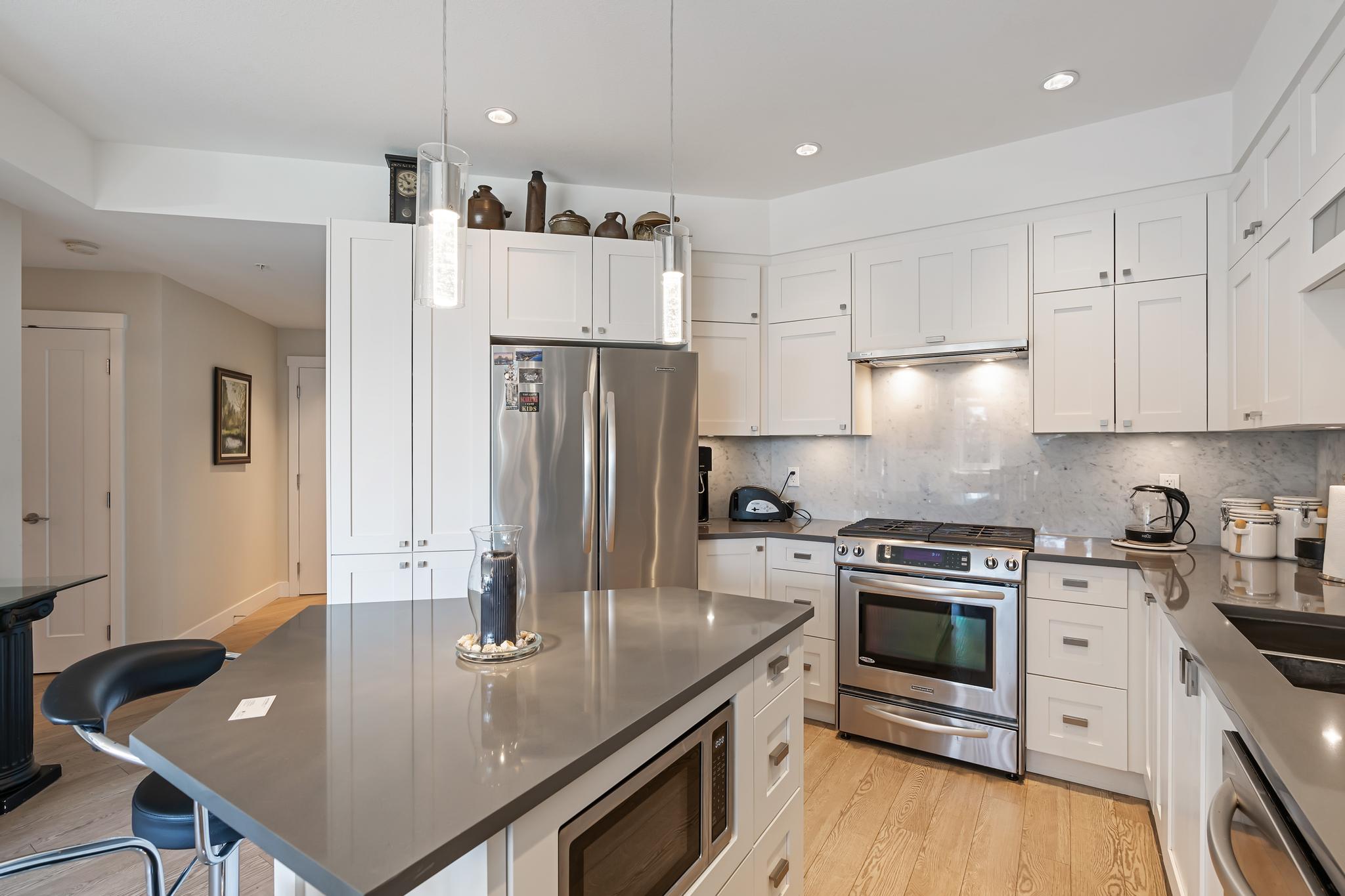 403 14855 Thrift Ave, White Rock 13
