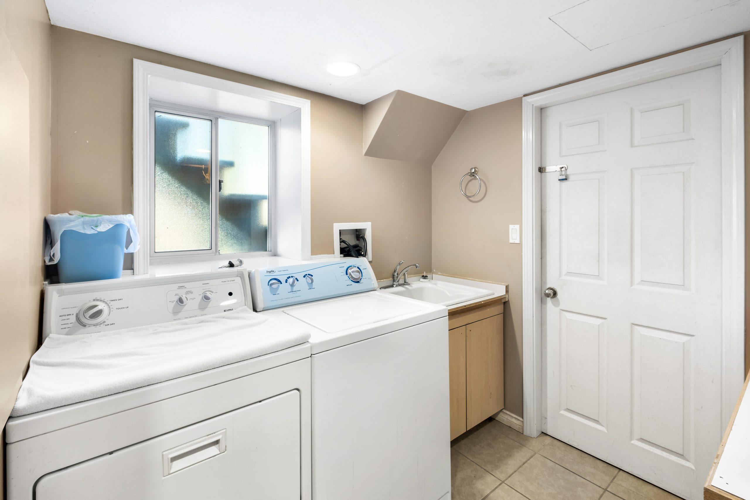 1661 Foster Avenue, Coquitlam 31