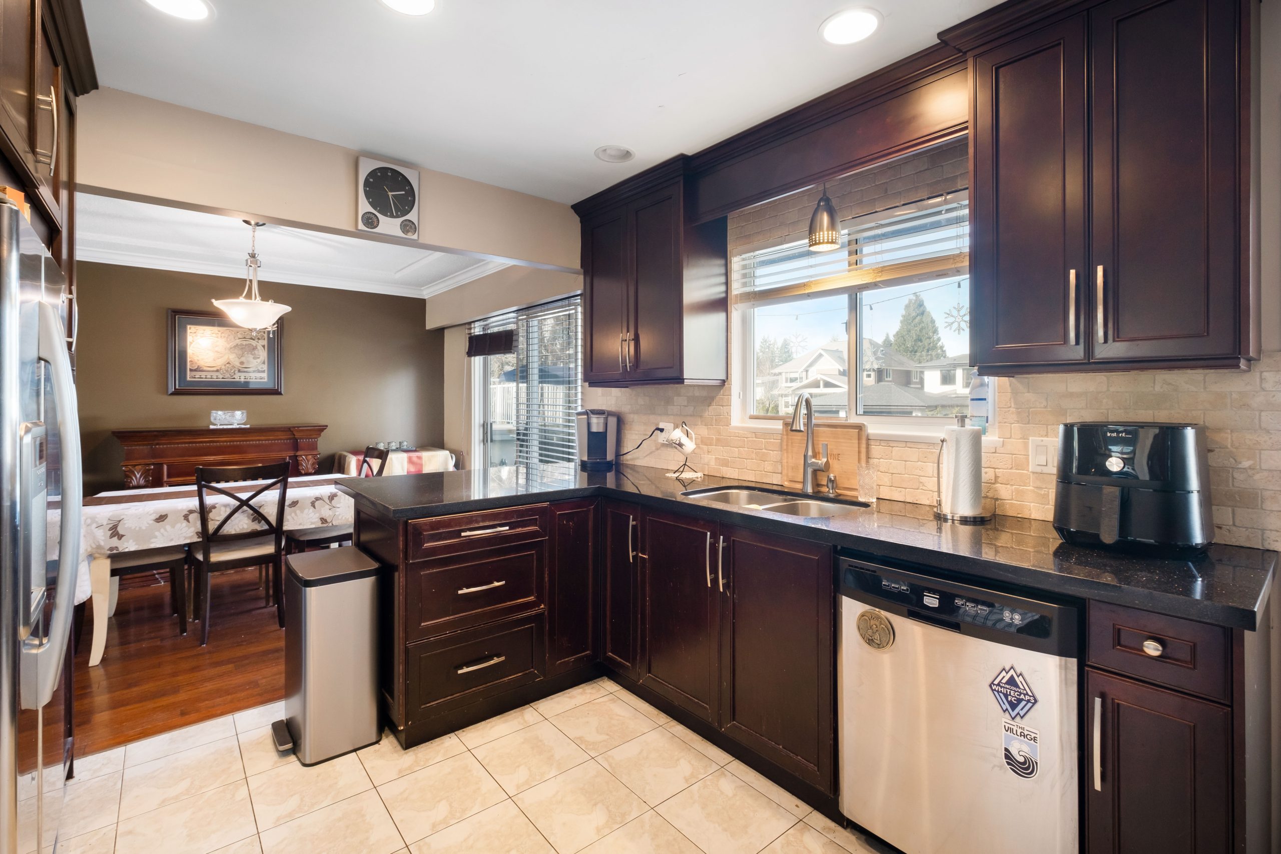 1661 Foster Avenue, Coquitlam 9