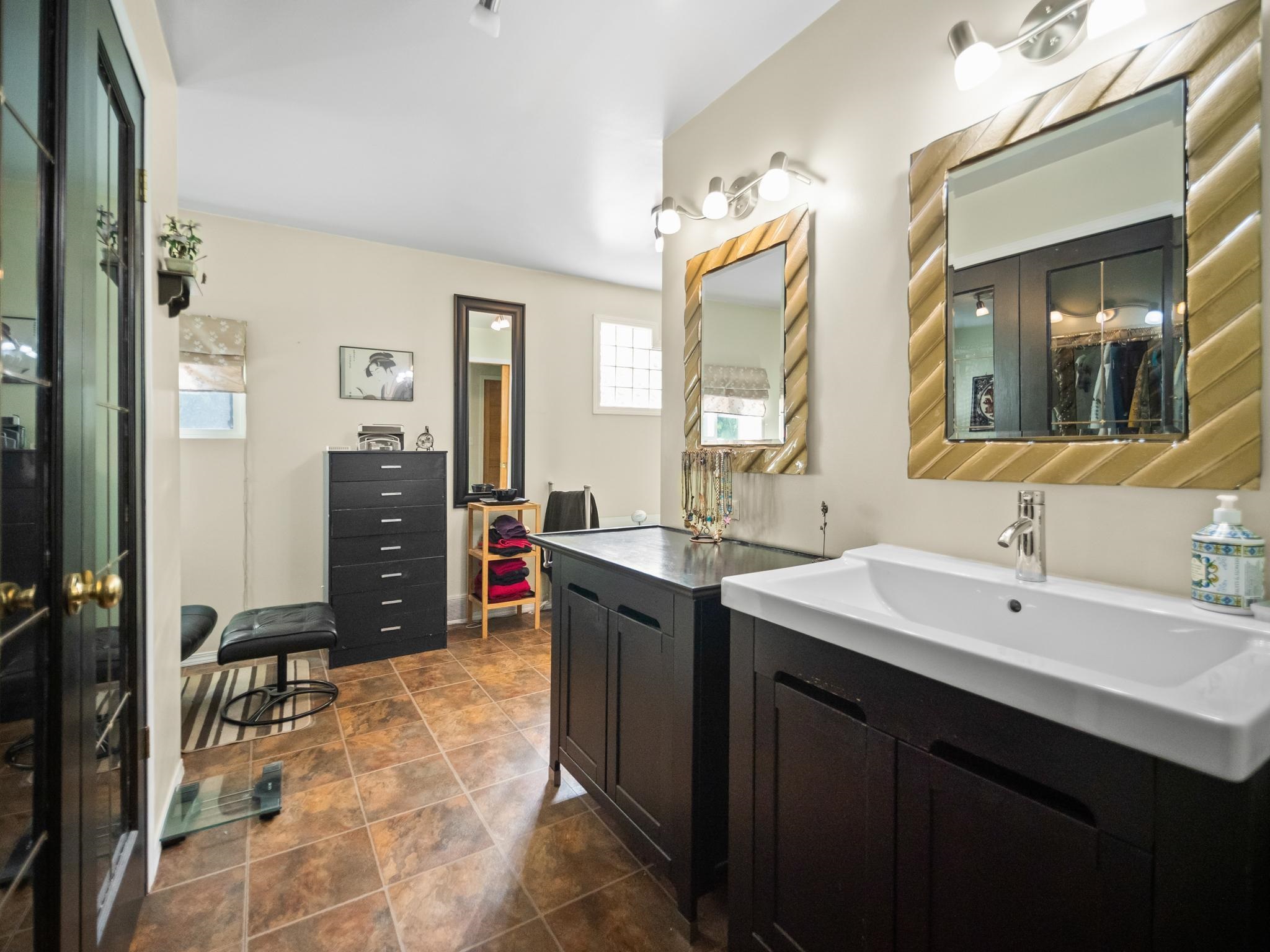 609 E COLUMBIA STREET 16