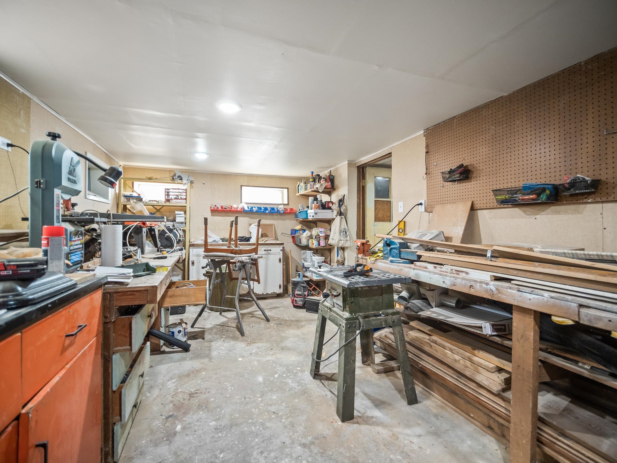 609 E COLUMBIA STREET 33